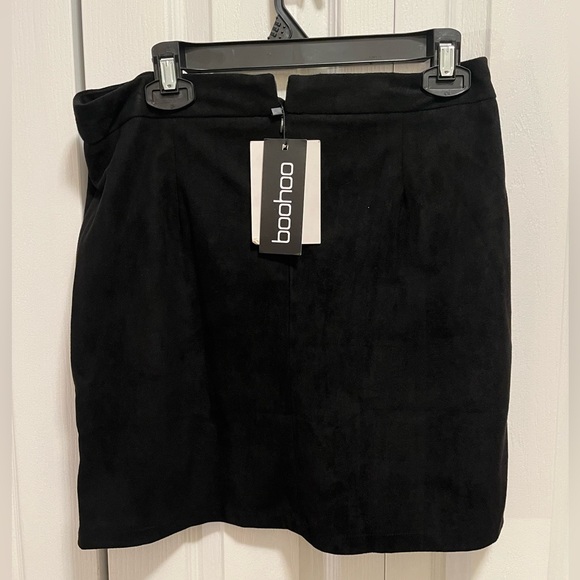 NWT Boohoo Black Velvet Mini Skirt - Picture 3 of 3